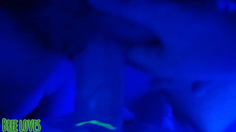Bree Loves: Si jalang dengan bibir neon menidakkan pancutan mani dalam mulut