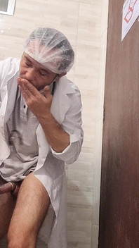 Le docteur et l’infirmière ne peuvent résister et baisent dans les toilettes de l’hôpital pendant leur quart de travail