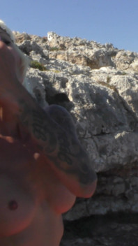 La formosa bionda Sofie viene trapanata a pecorina su Rocky Nonna