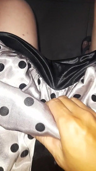 Crossdresser spust ubrany w satynową jedwabną sukienkę polkadot z jedwabną podszewką