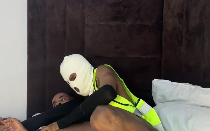 YungthugM: Une nouvelle apprentie fraîche me durcit le trou du cul