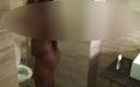 Bollywood porn: Una chica india en la masturbación en el baño