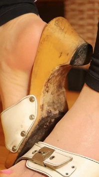 Kaki nilon dalam selipar kayu klasik