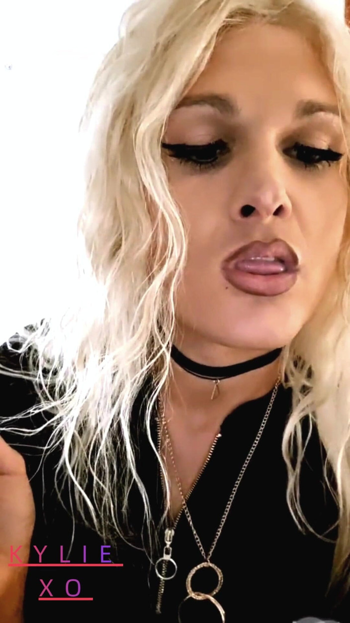 Darkfetish2k: Cewek ini lagi asik merokok sambil nungguin kontolmu