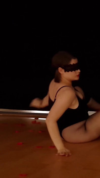 Valentines tanz mit verbundenen augen und high heels