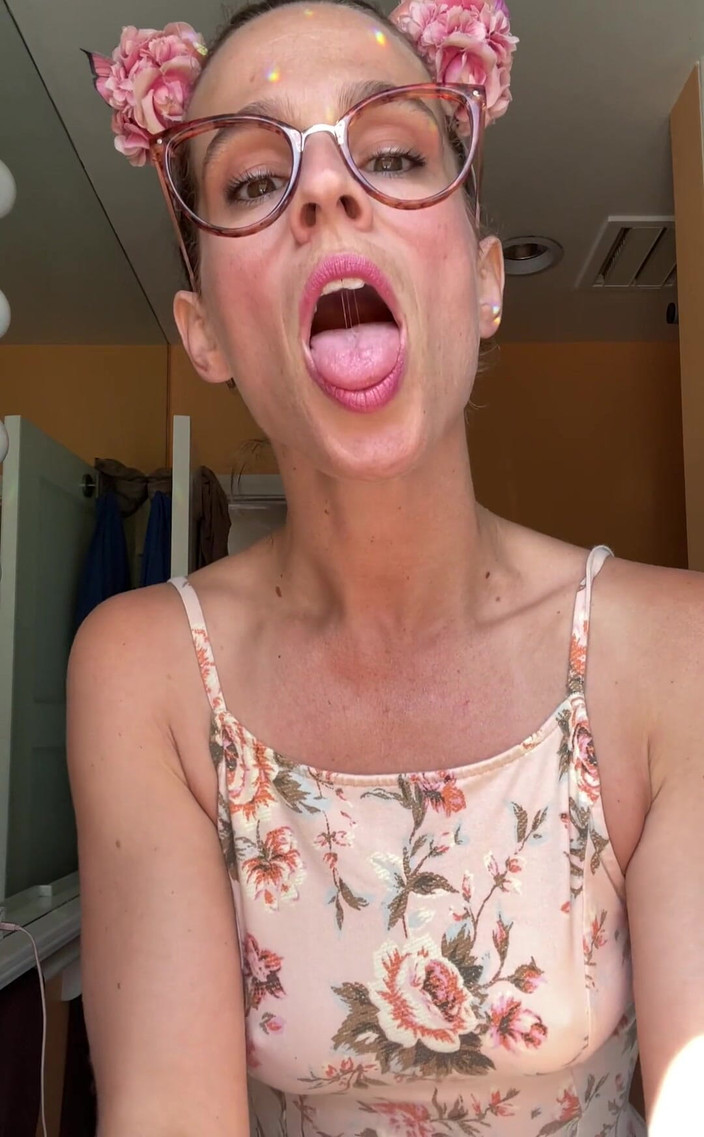 VibeWithMommy: Инструкция по, мачеха разозливается на тебя за то, что высмеивается над ее очками! Тебе лучше вытащи этот член и позволь мне закончить тебя сейчас, кончаю