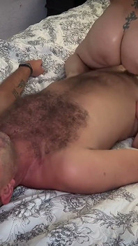 La MILF avec un gros cul sait comment utiliser son visage. Un éjaculation incroyable quand on est assise sur le visage avec le léchage des fesses !!
