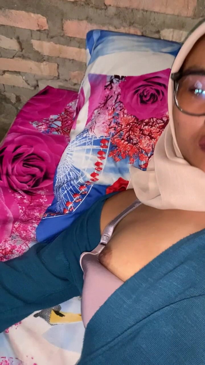 Indo Girl: Beautiful Hijab Girlfriend Glasses Are Very Seductive