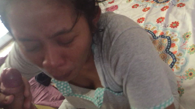 Megacute9999: Pembantu rumah Indonesia menghisap zakar putih bosnya