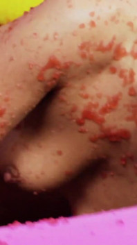 Nella vasca da bagno con la sua amica per giocare con il fango