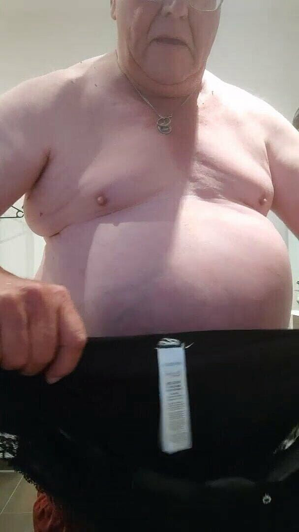 Karlchengeil: Vestindo a calcinha preta suja de minhas esposas