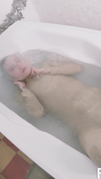 Sattira Full Desperate Bag and Water Bathtub Funny Faces