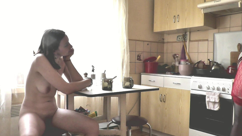 Assol: पारदर्शी और सुंदर सुंदर काले बाल वाली नग्न लड़की में वयस्क महिला सुनहरे बालों वाली रसोई में खाना बनाती है। समलैंगिकों। प्राकृतिक स्तन चूत