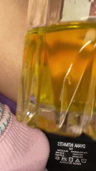Eva Divas fait pipi dans un verre