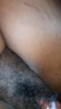 Une grosse petite amie noire amateur se fait baiser par une énorme bite