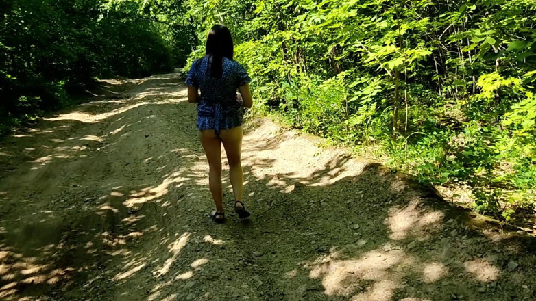 MissPopa: Berjalan dengan gaun tanpa celana dalam