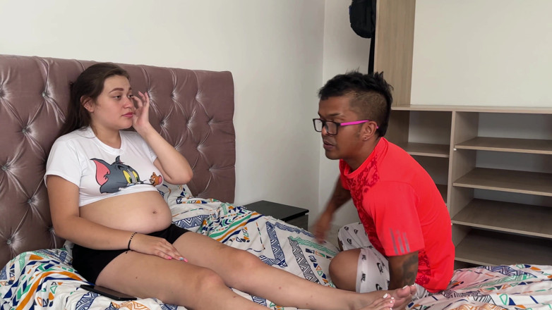 Julianaburning: Ich sehe meine sexy Stiefschwester sehr traurig, weil ihr Freund...