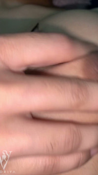 ديسي فتاة منفردة تستمني محلية الصنع لعب كس صغير ويكيدريا