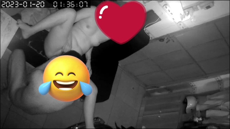 Publicphuongly: Cuplu căsătorit care face dragoste pe canapea - moment intim surprins...
