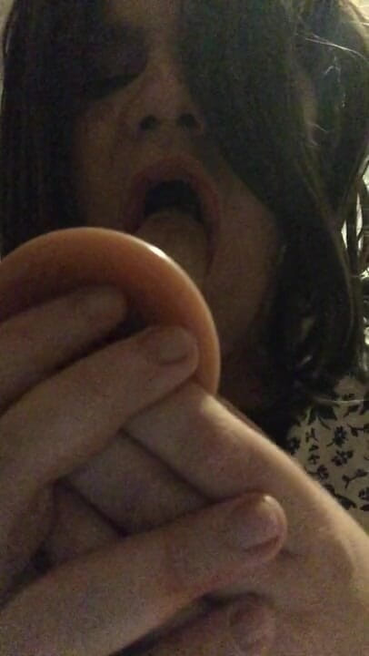 BifloXXX: Brunette crossdresser deepthroat dildo