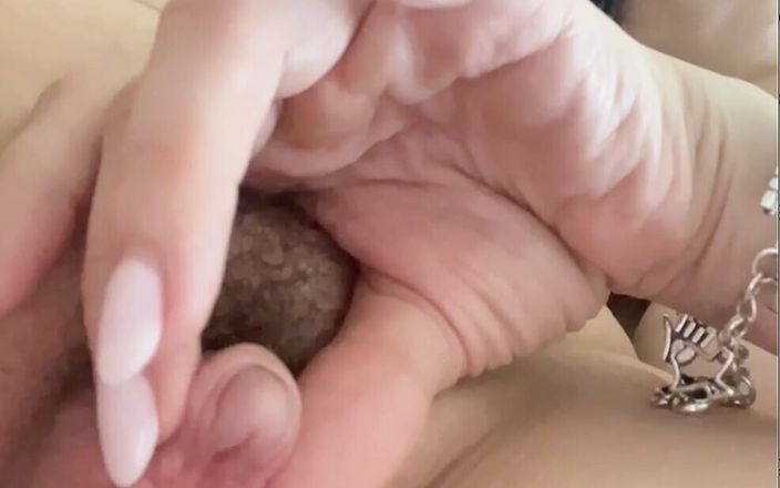 YourFavoriteMommy: Bú núm vú trong khi chơi với âm vật khổng lồ...
