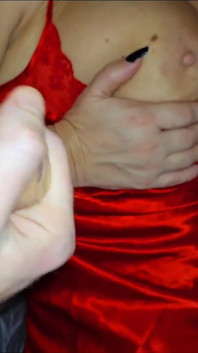 Adora accareare le tette della sua matrigna