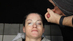 Dirty Dees: Hon är tillbaka och hennes ansikte är täckt med stora massor av...