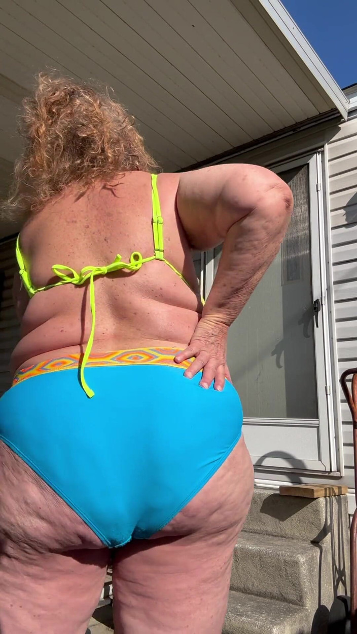 Big Ass 4 U: Striptease în aer liber