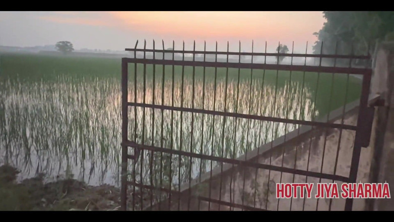 Desi Club House: भारतीय भाभी के साथ आउटडोर जोखिम भरा सेक्स पेशाब कर रहा है और उसके पति द्वारा फिल्माया गया है