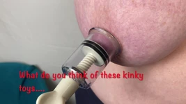 Fru mogna fötter leker med kinky tuttleksaker
