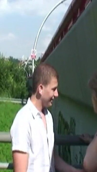 Una ninfómana madura hambrienta de polla es follada por un joven al aire libre