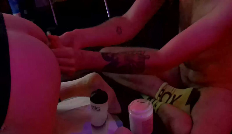 HottishVampire1: Benjii meando en mí
