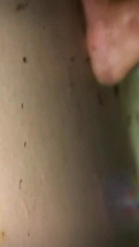 Une tatie desi indienne sexy se fait baiser par son voisin quand elle cuisine le matin pendant que son oncle n’est pas à la maison