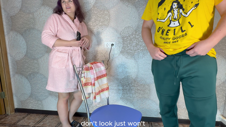 Katybigcherry: Mama vitregă îi taie părul fiului vitreg complet gol și stă accidental...