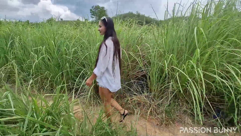 PassionBunny: Pepek ketat menikmati kencing awam dengan pancutan air besar