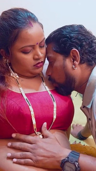 Indiancă Bhabhi proaspăt căsătorită seduce de obraznicul ei Devar pe pat