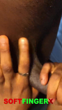 彼女はエロティックなダンスを使って、彼女のかわいいマンコをファックして私を犯します