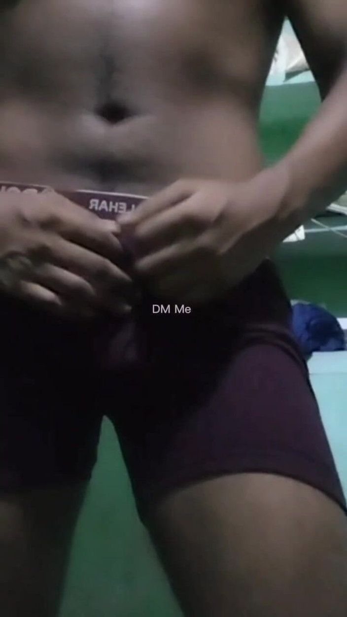 Desi Tits: ชายปัญจาบโชว์โสเภณีสีแดงและชักว่าวควยใหญ่ของเขา