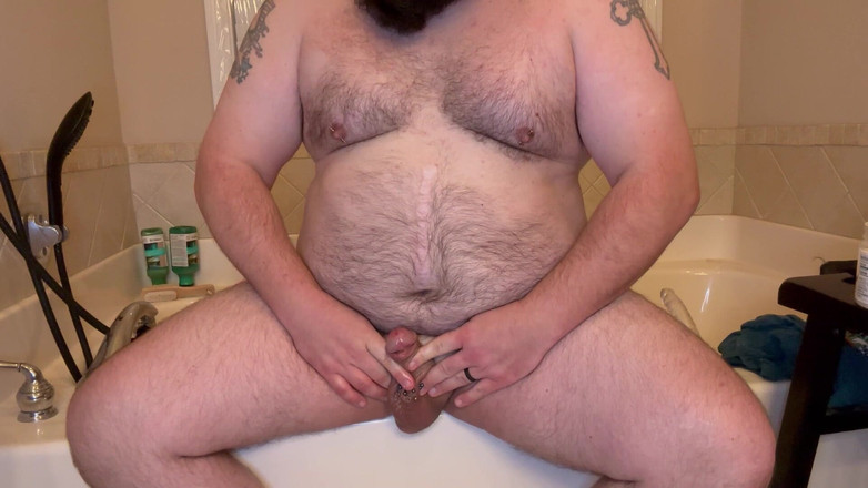 Chubby Freak: Gepierct und tätowiert, molliger papi steckt buttplug ein und streichelt...