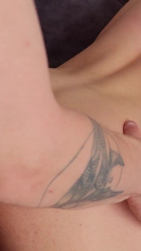 Velký čůrák Twink ostříká roztomilý hladký zadek a udělá ho tvrdě