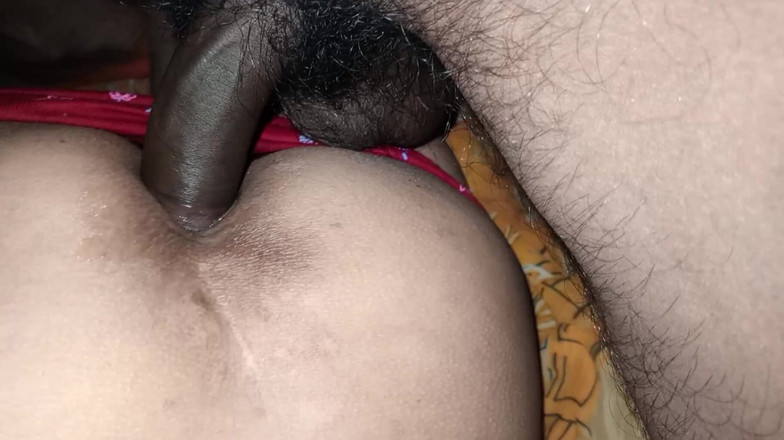 Treblsex: Bhabhi ha preso il grosso pene dentro il suo culo...