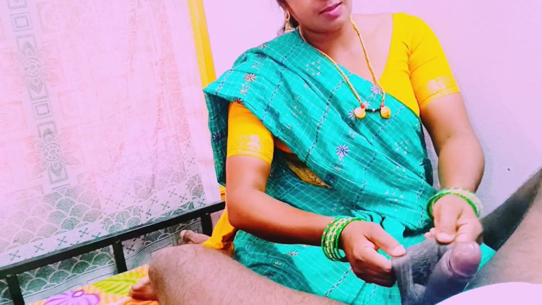 Telugu honey lips: Villege 纱丽女仆与房主重口味啪。泰卢固肮脏的谈话。