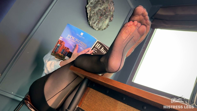 Mistress Legs: Doamna șefă te ignoră în timp ce ciorapii ei sfâșiați se odihnesc...