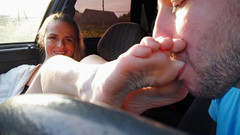 FoxyAndZaz: Taksówkarz liże stopy blondynki na przednim siedzeniu samochodu.