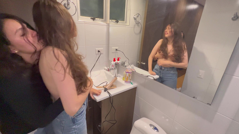 scarlettandc: My Makeup Artist Invites Me to Do Hot Things