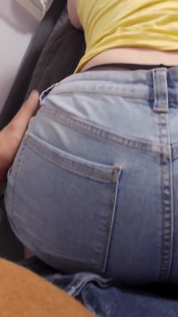 我继妹的天然巨乳和大屁股穿着这条年轻的丁字裤