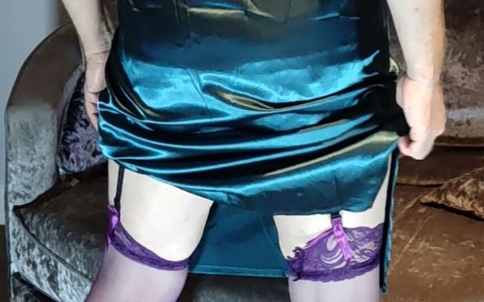 Sissy in satin: 섹시한 핫한 파란색 백리스 새틴 드레스