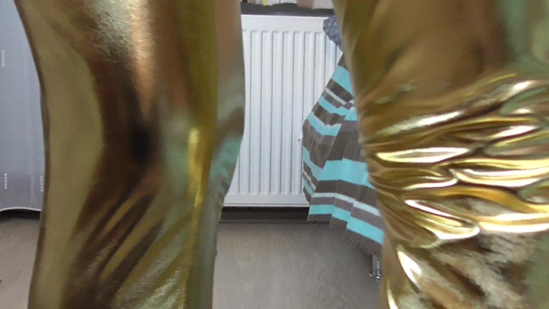 Femdom Austria: 흑누나 바비 에스트렐라의 POV 페싯 골든 레깅스, 골든 슬립, 벌거벗은!
