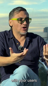 Keila bassi在两个面包之间吃这个巨大的鸡巴：阿根廷 chori在Juan bustos播客中
