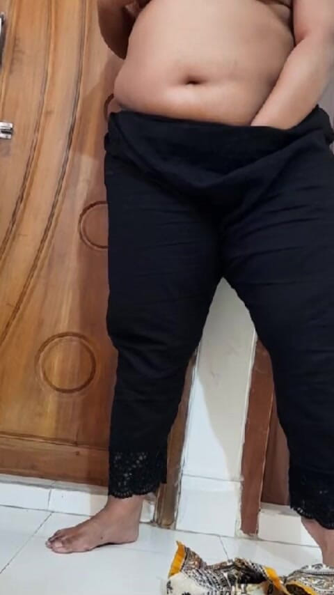 Aria Mia: 在酒店自慰被抓包